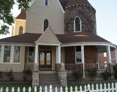 Entire House / Apartment Historic 130 Year Old Near Downtown Sedalia - Great For Families Or Groups (Sedalia, USA)