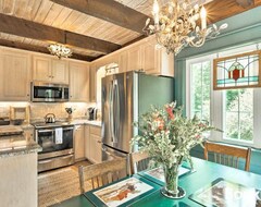 Koko talo/asunto Enchanting Highlands Cottage With Pond And Falls! (Highlands, Amerikan Yhdysvallat)