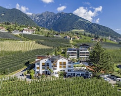 Hotel Appartement Krone (Dorf Tirol, İtalya)
