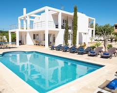 Koko talo/asunto ⭐⭐⭐⭐⭐ Spacious Villa With Pool & Bbq. Playa Den Bossa 5 Min, Supermarket 2 Min. (Sant Josep de sa Talaia, Espanja)