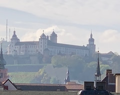 Tüm Ev/Apart Daire Artist Apartment In The City Center Of Würzburg With A View Of The Fortress (Würzburg, Almanya)