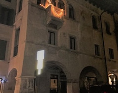 Khách sạn Loft Overlooking The Old Town. Feltre (Feltre, Ý)