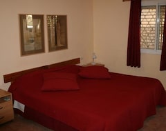 Aparthotel Gil's Guest Rooms (Neve Zohar, Izrael)