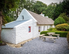 Tüm Ev/Apart Daire County Kerry Thatched Cottage with Hot Tub, Jacuzzi and Wifi (Castleisland, İrlanda)
