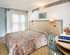 Khách sạn Hotel Giovanella (Bellaria-Igea Marina, Ý)