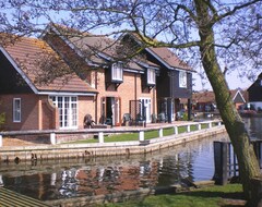Cijela kuća/apartman Romantic Riverside Holiday Cottage At Wroxham, Capital Of The Broads (Wroxham, Ujedinjeno Kraljevstvo)