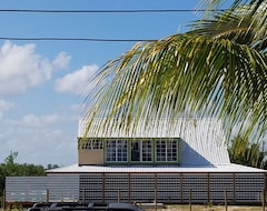 Toàn bộ căn nhà/căn hộ House With Deck/pool (Ladyville, Belize)