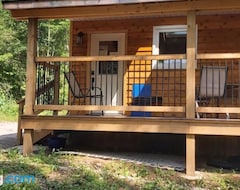 Entire House / Apartment Serene Westside Tiny Cabin (Clinton, Canada)