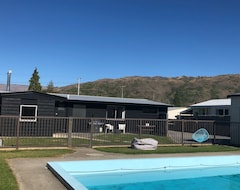 Koko talo/asunto Trendy Black Bach & Outdoor Pool (Clyde, Uusi-Seelanti)