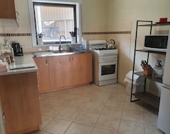Entire House / Apartment Pet Freindly Home In Morphett Vale Adelaide South Close To Great Beaches (McLaren Vale, Australia)