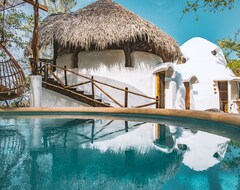Toàn bộ căn nhà/căn hộ New Ruins Off-The-Grid Superadobe Domes With Pool (Villa de Tututepec de Melchor Ocam, Mexico)