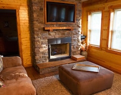 Entire House / Apartment Whispering Pines Cabinhot Tub, Gas Fireplace, Free Wi-Fi, Fire Pit, Master Suite (Bellville, USA)