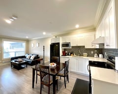 Cijela kuća/apartman New Two-bedroom Legal Suite With Parking (White Rock, Kanada)