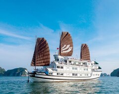 Hotel Bhaya Cruises (Hong Gai, Vietnam)