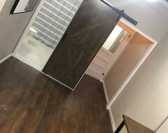 Entire House / Apartment Newly Renovated Downtown Flat (Osborne, USA)