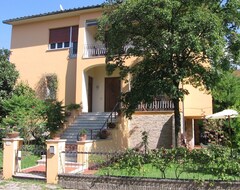 Cijela kuća/apartman Nice Apartment With Garden Just A Few Steps Away From The Walled City Center (Lucca, Italija)