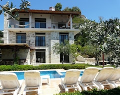 Tüm Ev/Apart Daire Luxury Family Villa On The Sea With Private Pool And Large Garden In Western Turkey + Wifi (Foça, Türkiye)
