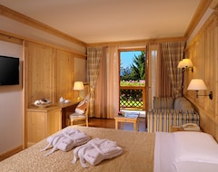 Khách sạn Tevini Dolomites Charming Hotel (Commezzadura, Ý)