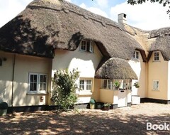 Toàn bộ căn nhà/căn hộ Beautiful Character 5 Bedroom Dorset Thatched Cottage - Great Location - Garden - Parking - Netflix - Fast Wifi - Smart Tv - Newly Decorated - Sleeps (Wimborne Minster, Vương quốc Anh)