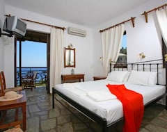 Hotel Mando Beachfront (Stafilos, Greece)
