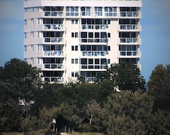 Khách sạn 84 The Spit Holiday Apartments (Mooloolaba, Úc)