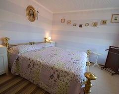 Khách sạn Cosy, Independent House With Terrace And Panoramic View On The Countryside! (Testico, Ý)