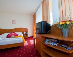 Khách sạn Hotel Napfény (Balatonlelle, Hungary)
