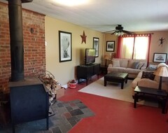 Entire House / Apartment Minutes From The Heart Of Ellicottville! Beautiful 4 Bedroom, Sleeps 10. (Ellicottville, USA)