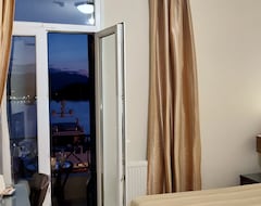 Khách sạn Manessi City Hotel (Poros-City, Hy Lạp)