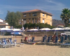 Khách sạn San Carlo (Terracina, Ý)