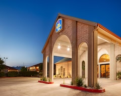 Khách sạn SureStay Plus by Best Western San Antonio Fiesta Inn (San Antonio, Hoa Kỳ)