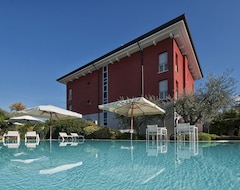 Hotel Vialeromadodici (Lazise sul Garda, Italy)