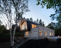 Hele huset/lejligheden Le Littoral: Luxurious Chalet With Pool, Sauna, Spa & View (La Malbaie, Canada)