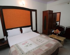 Hotel SPOT ON 10435 Star Deluxe Lodge (Bengaluru, India)