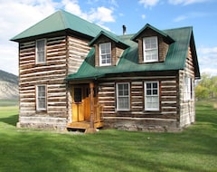Entire House / Apartment Historic 2 Story Hand-hewn Log Cabin Next To Yellowstone Park (Gardiner, USA)