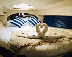 Khách sạn Riverscapes Italian Luxury Cruiser (Chertsey, Vương quốc Anh)