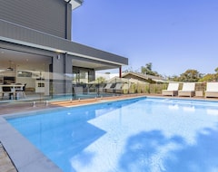 Koko talo/asunto Brand New House With Pool - Spa And 300m Walk To Beach (Mornington, Australia)