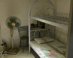 Bed & Breakfast Islas 8817 Guesthouse (Manila, Filipini)