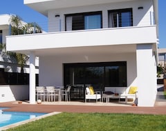 Koko talo/asunto Casa Nueva De Diseño Con Piscina, En La Playa-wifi (Roda de Bará, Espanja)