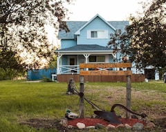 Khách sạn Relaxing Prairie Farm House For Travelers, Birders And Hunters (Morse, Canada)
