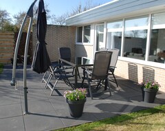 Hele huset/lejligheden Modern Bungalow With Parking, Large Garden, Short By The Sea, Pets Allowed (St. Maartenszee, Holland)