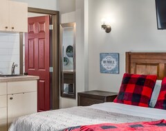 Entire House / Apartment Family-friendly 1 Brcozy & Budget Friendly (Canmore, Canada)