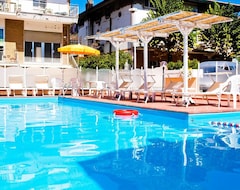 Aparthotel Residence I Girasoli in a quiet location and only 50 meters from the beach (Rimini, Italija)
