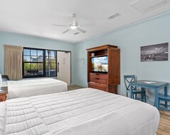 2 Queen Beds / Hotel That Is Steps From The Beach / Pet Friendly! (Destin, ABD)