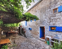 Tüm Ev/Apart Daire 450-year Old Home With Vine-covered Terrace (Stari Grad, Hırvatistan)