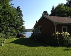 Entire House / Apartment Lakeside Cottage (Wentworth, Canada)