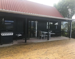 Koko talo/asunto Holiday Home With Fantastic Deck And Views (Moana, Uusi-Seelanti)