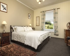 Bed & Breakfast Sennen House Boutique Accommodation (Picton, New Zealand)