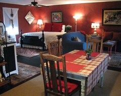 Oda ve Kahvaltı Apartment A, A Bed And Breakfast Cottage (Abbeville, ABD)