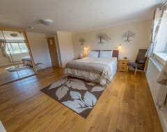 Hotel Lovesgrove Country Guest House (Pembroke, United Kingdom)